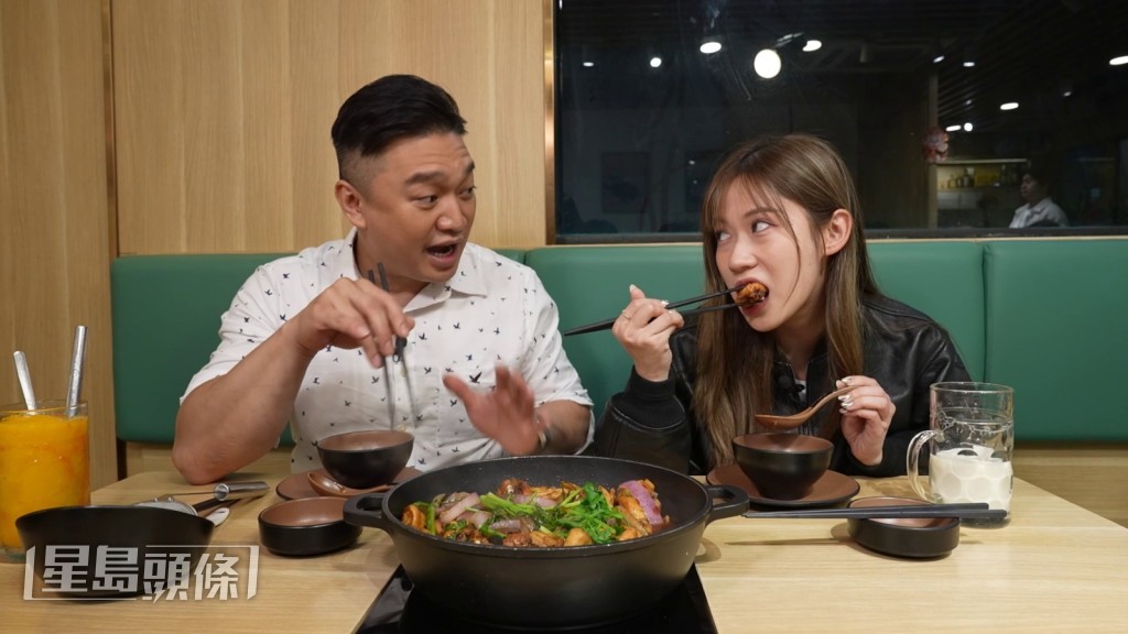 熱騰騰的雞煲上桌香氣四溢，越食越精彩。