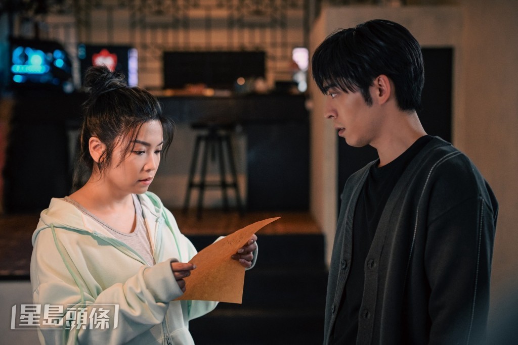 堅叔肩負起照顧老闆一對兒女的責任。 堅叔肩負起照顧老闆一對兒女的責任。