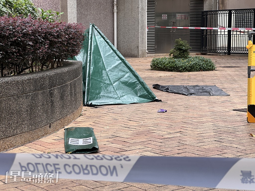 遺體蓋上遮屍帳篷。梁國峰攝 遺體蓋上遮屍帳篷。梁國峰攝