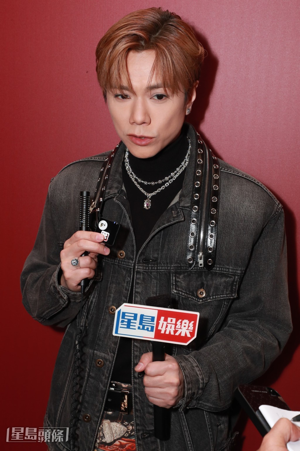 日前軒仔到老闆楊受成博士家中舉行團拜，他指忙於做「米奇老鼠」影合照。