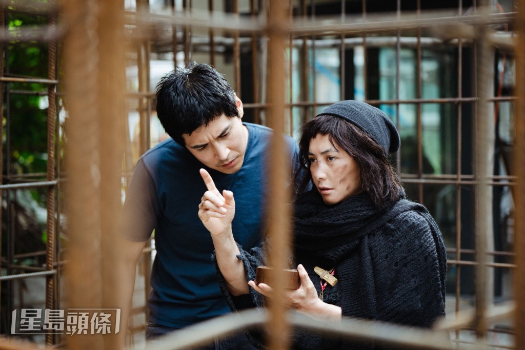 陳家樂飾演的警探原本只當超儀是瘋婦，但後來他終於相信其異能，二人聯手查案。