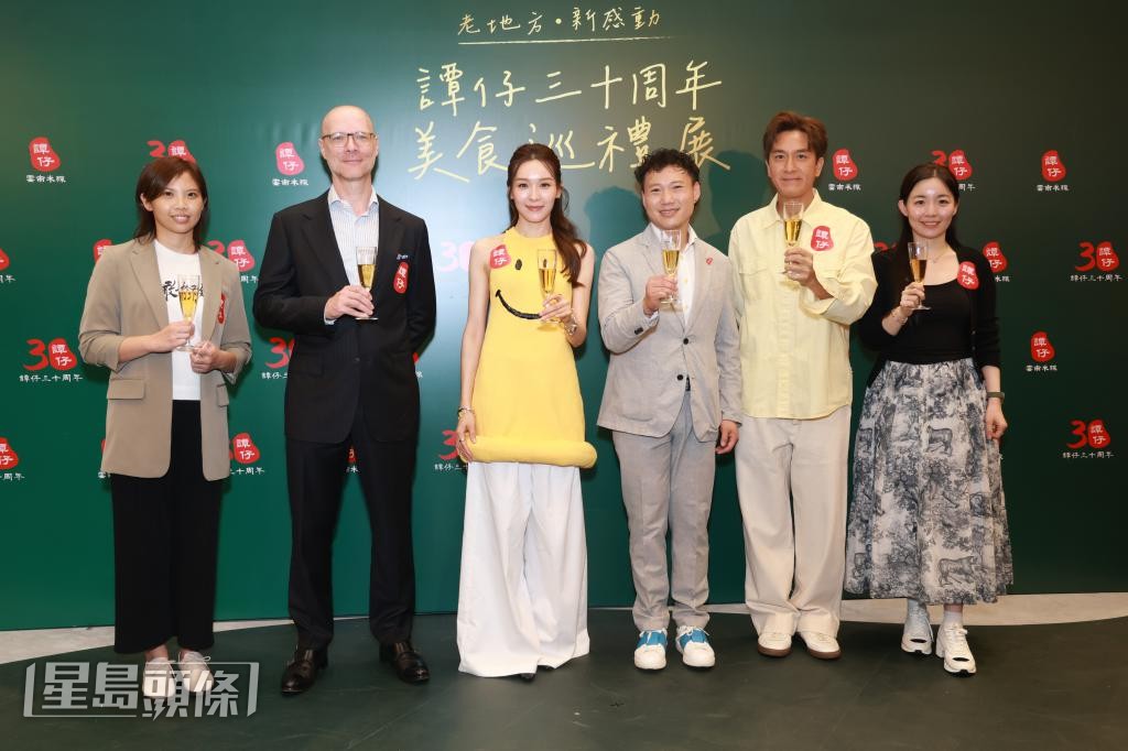  左起：HER Fund婦女動力基金署理行政總監杜翠盈小姐、領展資產管理及區域中心董事總經理代表Mr. Emmanuel Farcis、李佳芯、譚仔國際集團首席營銷官黃健邦先生、馬國明、恆香老餅家董事總經理韓沂彤小姐，出席「譚仔三十周年美食巡禮展」揭幕禮。