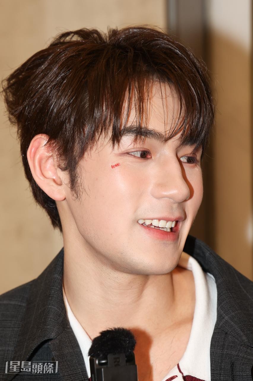 Jeffrey面上貼有LOVE字樣的他，笑指化妝師特登為他貼上，感覺充滿愛。