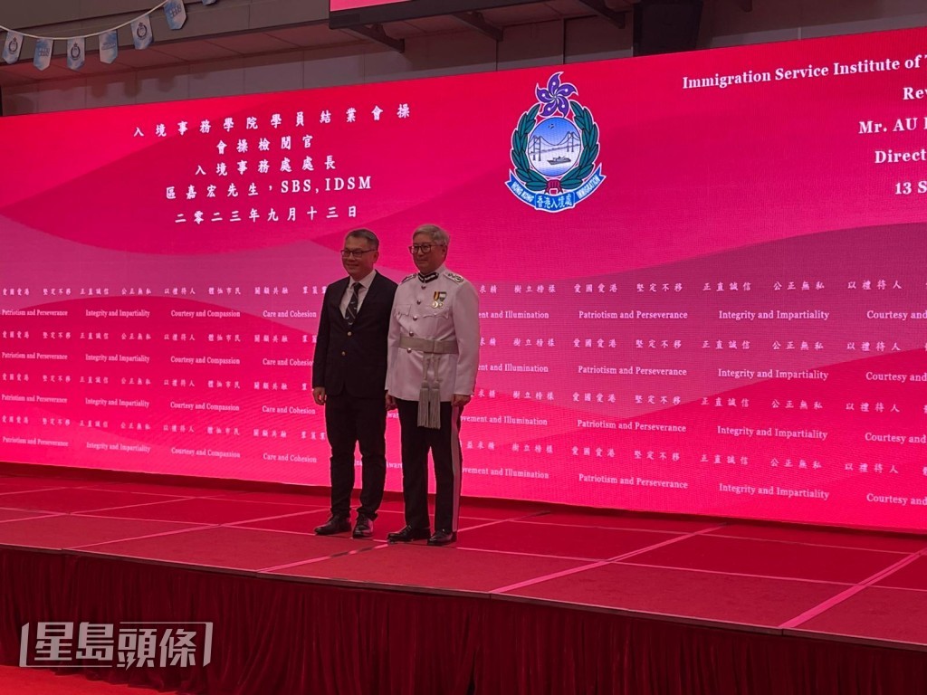 區嘉宏(右)與民航處處長廖志勇(左)合照。 區嘉宏(右)與民航處處長廖志勇(左)合照。