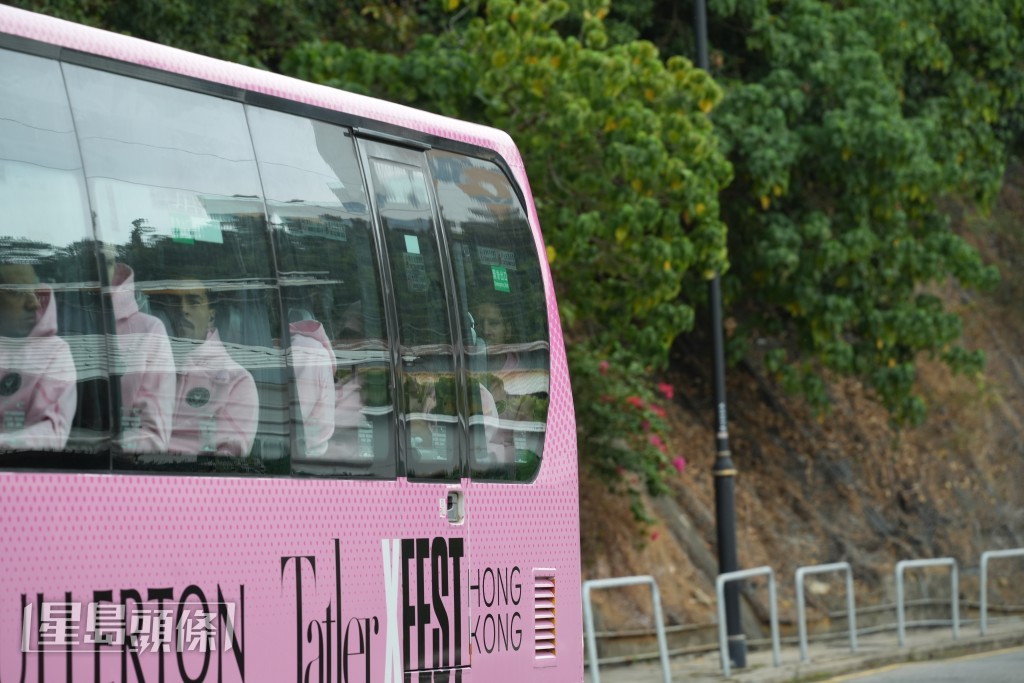 美斯所屬車隊下午約2時離開酒店前往大球場。（劉駿軒攝）