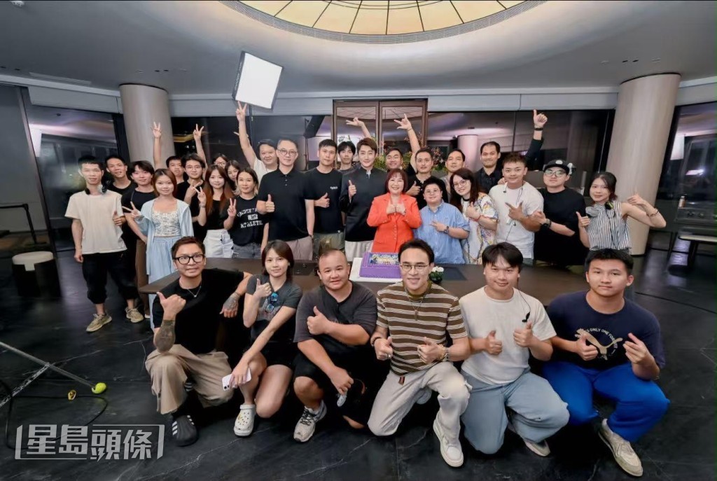 台前幕後班底於短劇殺青當天大合照。