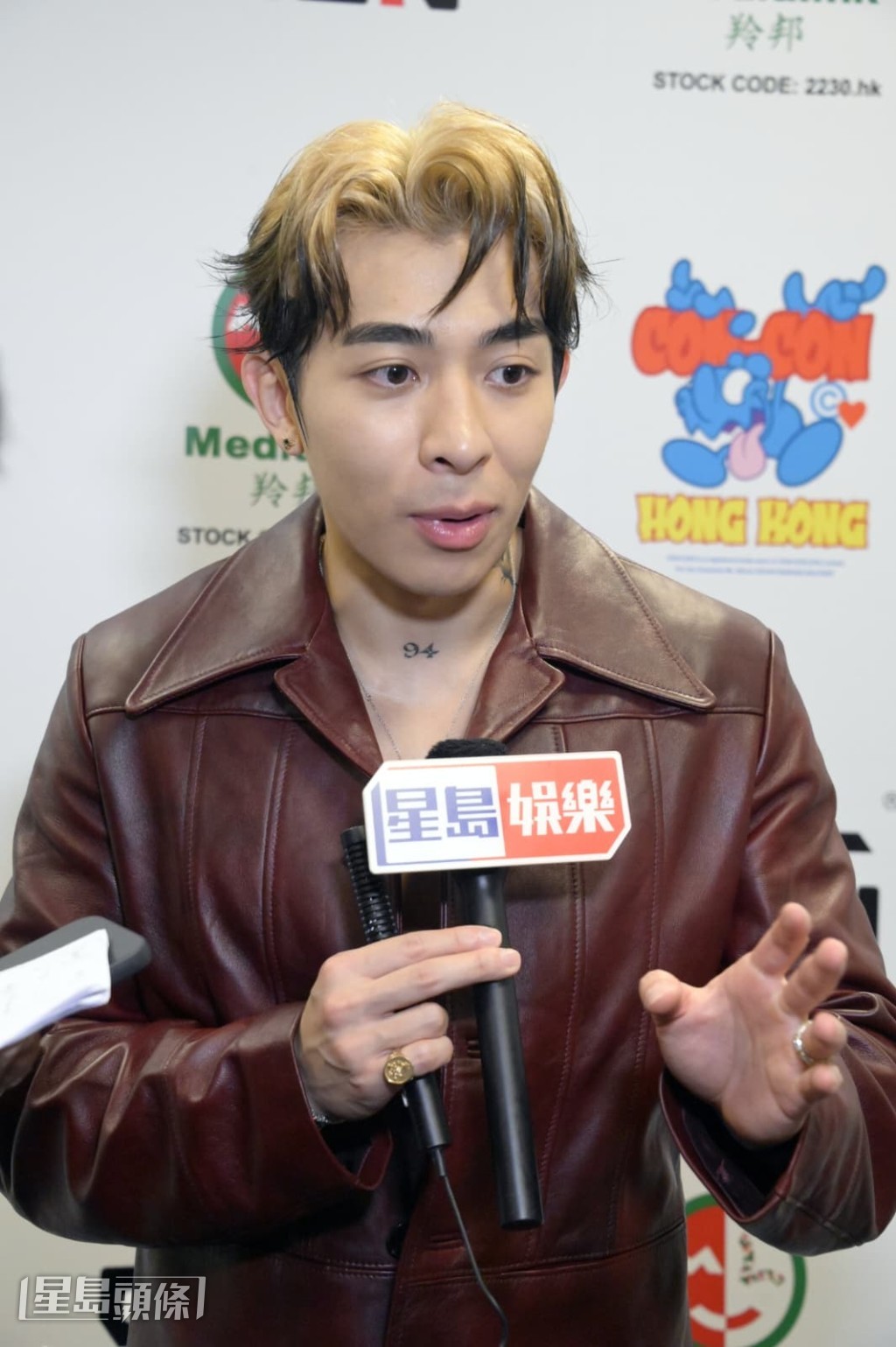 他打趣地說：「佢跑步快到光速咁，唔『滾攪』佢，費事要『囈』（求）契弟咁『囈』，無謂喇！因為佢例牌say no！」