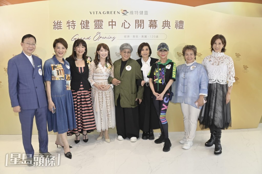 陳美齡日本返港撐家姐陳曦齡。 陳美齡日本返港撐家姐陳曦齡。
