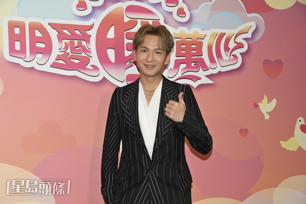 談到廣州開騷演出時可會嘗試「插水」,他指廣州歌迷較斯文擔心會整親。 談到廣州開騷演出時可會嘗試「插水」,他指廣州歌迷較斯文擔心會整親。