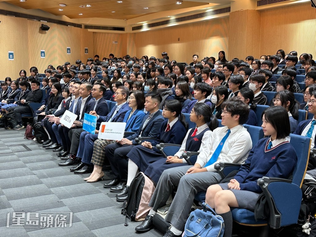 財政司司長陳茂波出席青年論壇活動，與中學生對談有關預算案政策。曾卓琳攝