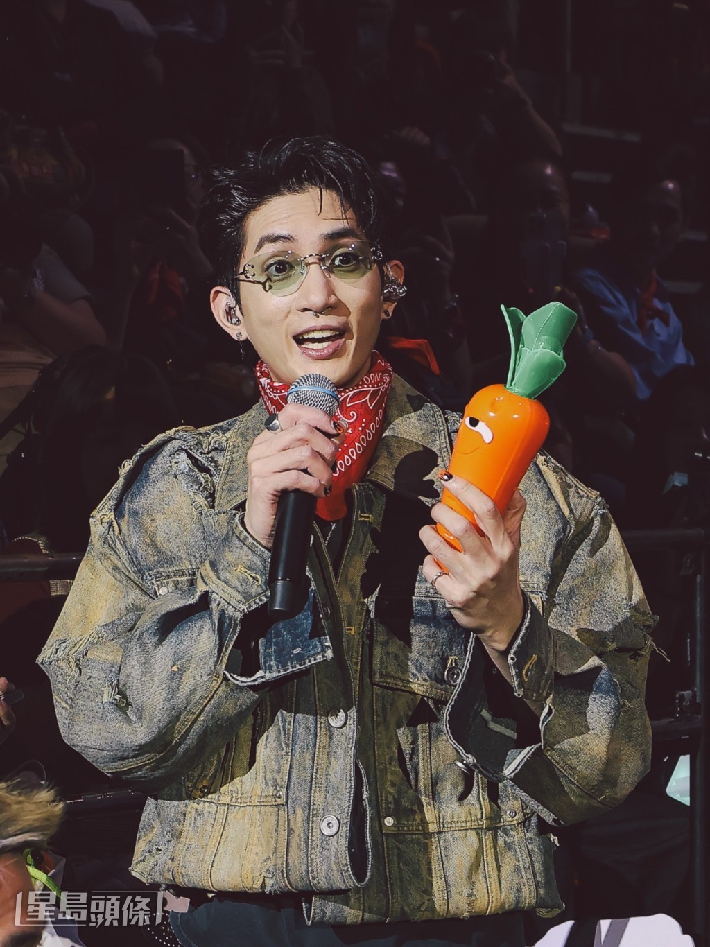 期間有粉絲以黎明演唱會的 「紅蘿蔔」造型手燈,換取與Lokman自拍的粉絲福利。 期間有粉絲以黎明演唱會的 「紅蘿蔔」造型手燈,換取與Lokman自拍的粉絲福利。