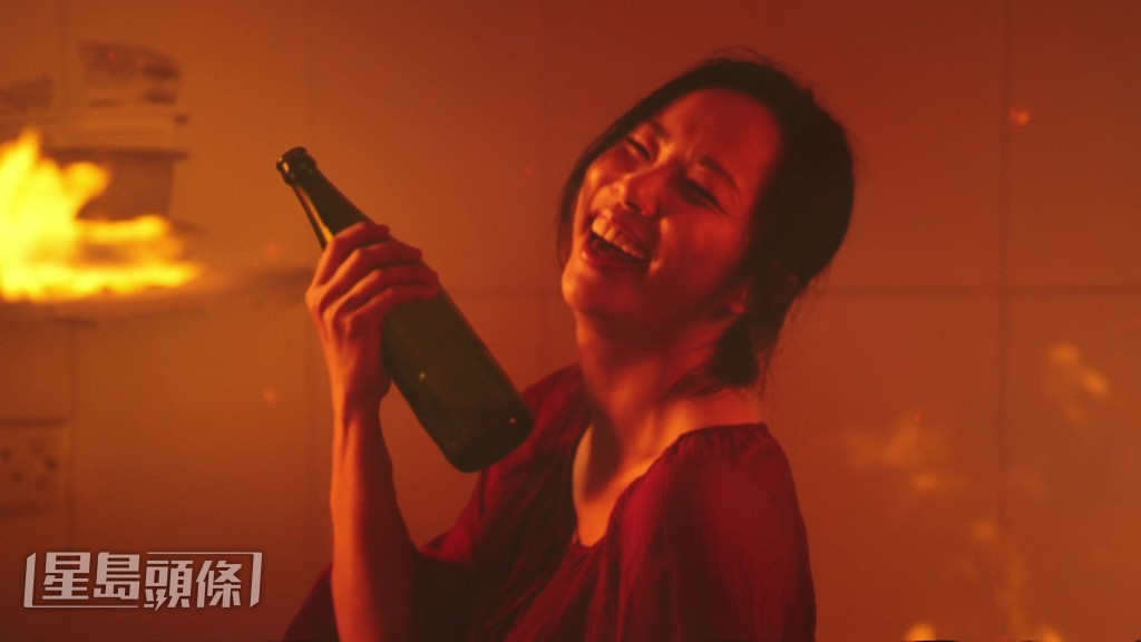 丁洛風母親穿上紅裙被烈火包圍,因此紅色代表丁洛風(林保怡飾)的夢魘。 丁洛風母親穿上紅裙被烈火包圍,因此紅色代表丁洛風(林保怡飾)的夢魘。