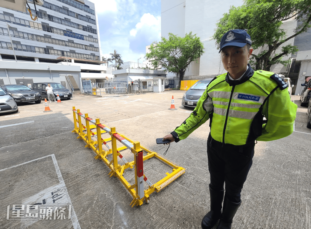 交通總部法例檢討及策劃科總督察莊金印示範租車器的運作方法。葉競科攝
