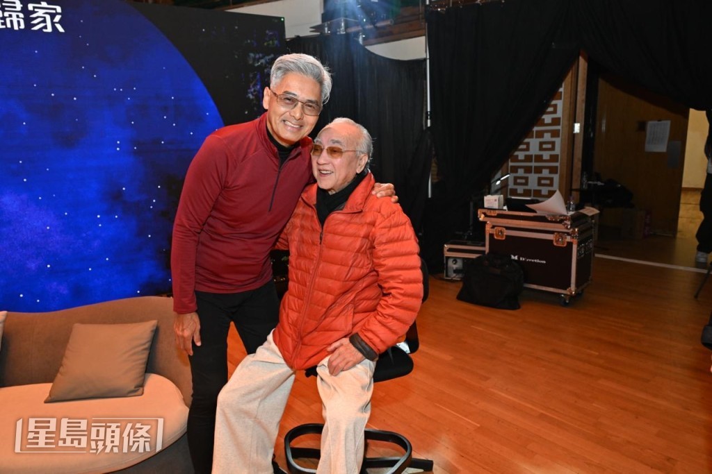 發哥周潤發更到後台為鵬哥打氣。