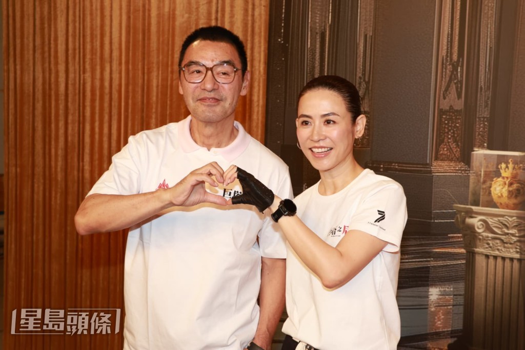 鍾鎮濤又指自己首次得獎，但很多和他首次合作的拍檔都得獎，宣萱聞言希望獲加持。