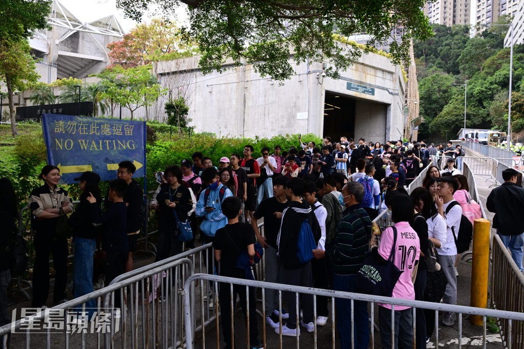 大球場外人山人海，有指示牌提醒不要逗留。陳極彰攝