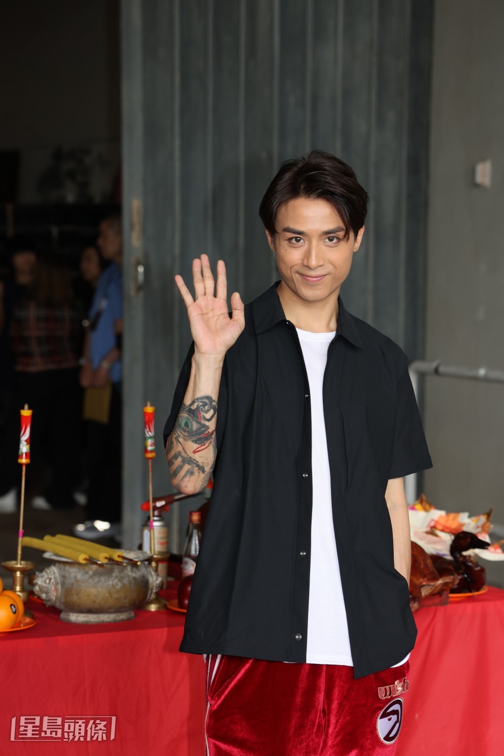 提到MIRROR三年後約滿,193指開公司簽他們,然後「雪藏」。 提到MIRROR三年後約滿,193指開公司簽他們,然後「雪藏」。