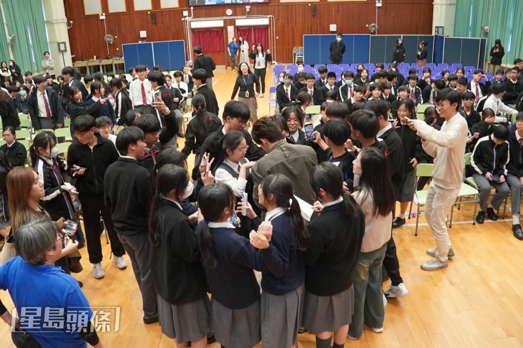 大合照環節，學生情緒高漲，一度出現「暴動」場面。
