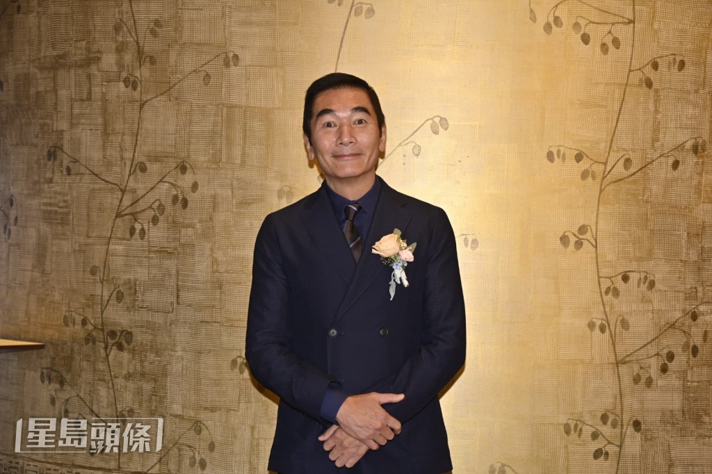 因為可以用兩蚊乘車優惠四處去，大讚香港政府對長者有很大支援。