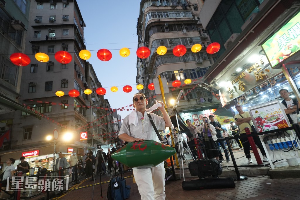 David售賣香港特色「飛機欖」。劉駿軒攝 David售賣香港特色「飛機欖」。劉駿軒攝