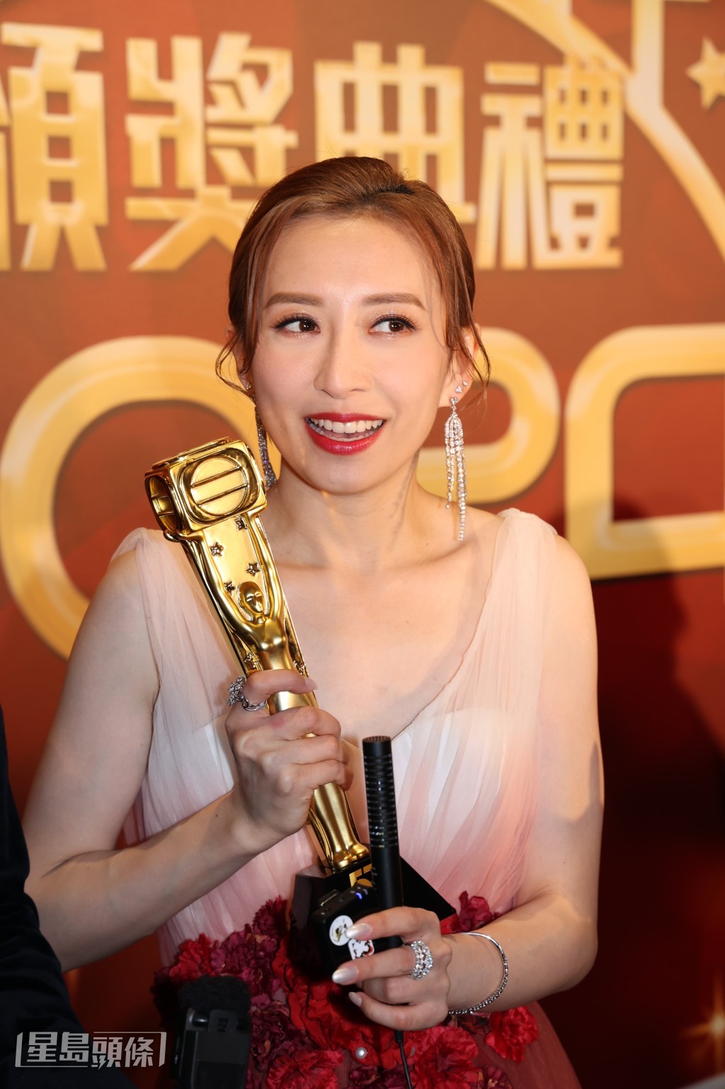 「視后」嘉欣透露會同劇組慶祝。