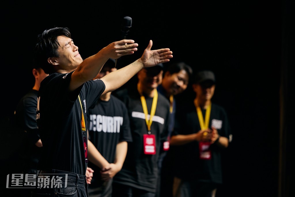 他向觀眾承諾:「放心,我冇事。我會照顧好自己嘅身體。」 他向觀眾承諾:「放心,我冇事。我會照顧好自己嘅身體。」