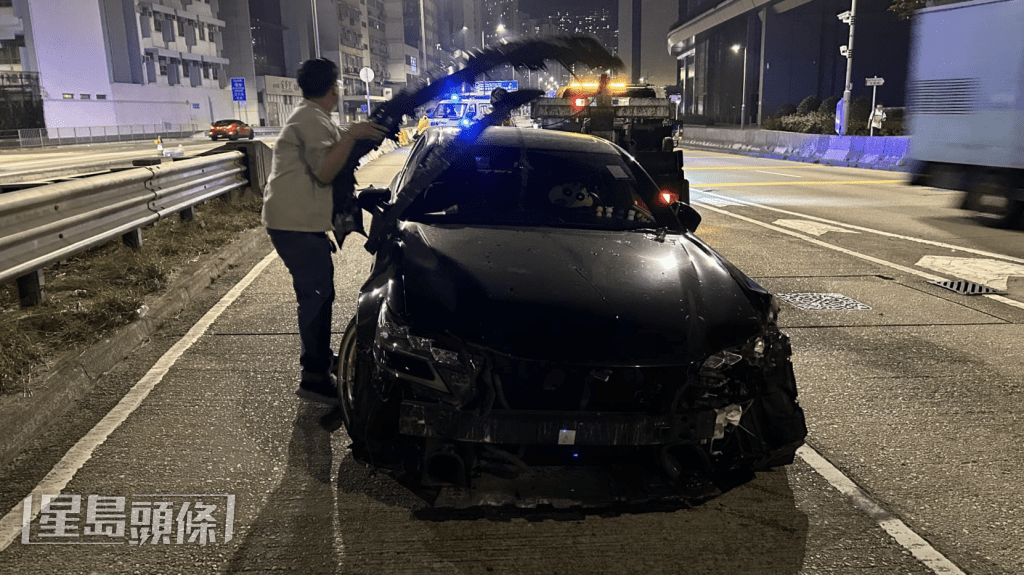 私家車由拖車拖走。蔡楚輝攝 私家車由拖車拖走。蔡楚輝攝