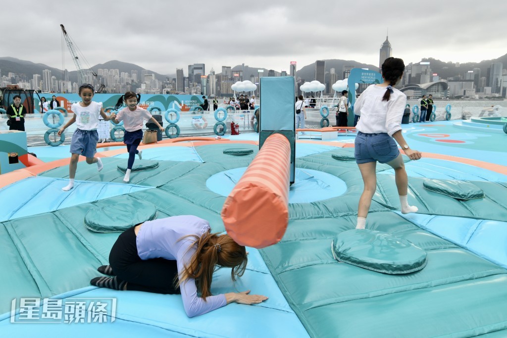游乐场吸引逾万人报名，需抽签让1000人入场。卢江球摄