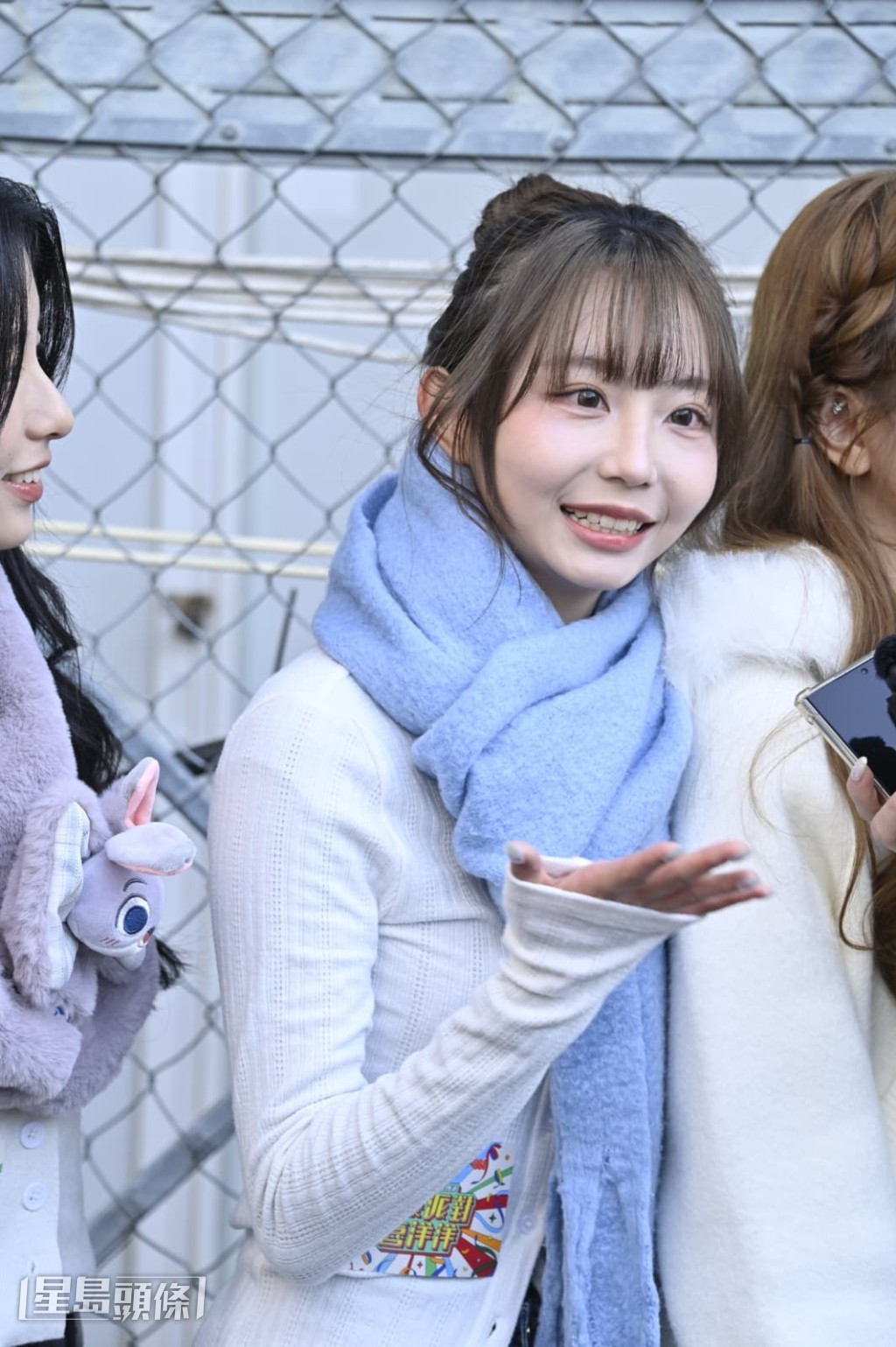 小倬表示《叱咤》當晚遇到很多前輩,更趁機與偶像林家謙合照。 小倬表示《叱咤》當晚遇到很多前輩,更趁機與偶像林家謙合照。