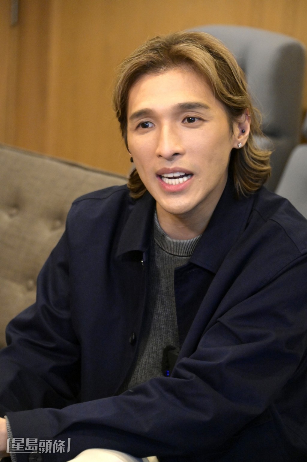 他坦言在這行起步算是順利，剛出道已爆紅，收入可觀。