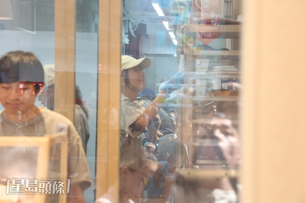 被捕獲帶着手套開門，之後返回廚房裡繼續整麵包。