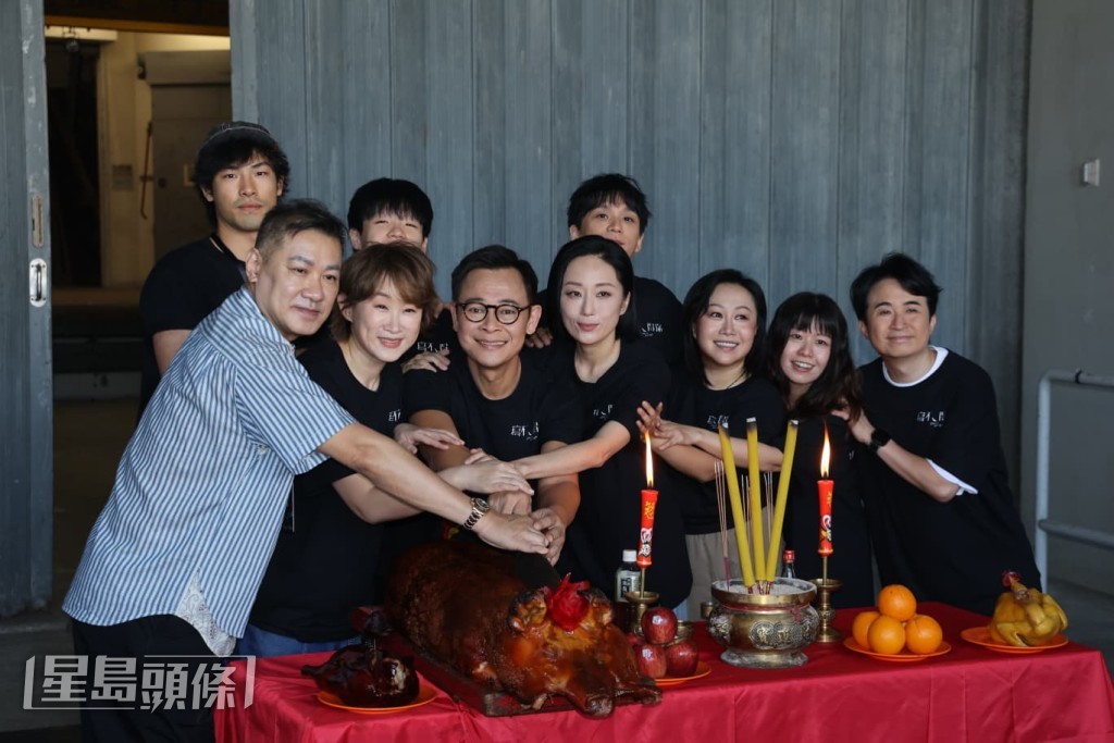 梁祖堯、王菀之、谷祖琳、盧鎮業、胡麗英、唐劍康等人在工作室拜神，祈求主演舞台劇《寫不得你 Love at Last Sight》一切順利。