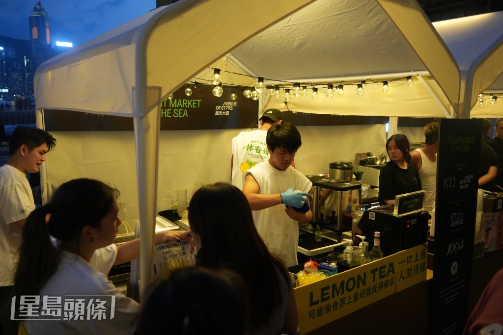 “星光夜市”有多个小食摊档。吴艳玲摄