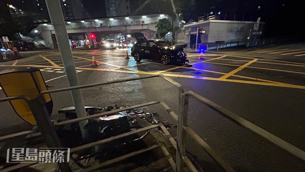 其中一輀私家車橫亘路中。蔡楚輝攝 其中一輀私家車橫亘路中。蔡楚輝攝