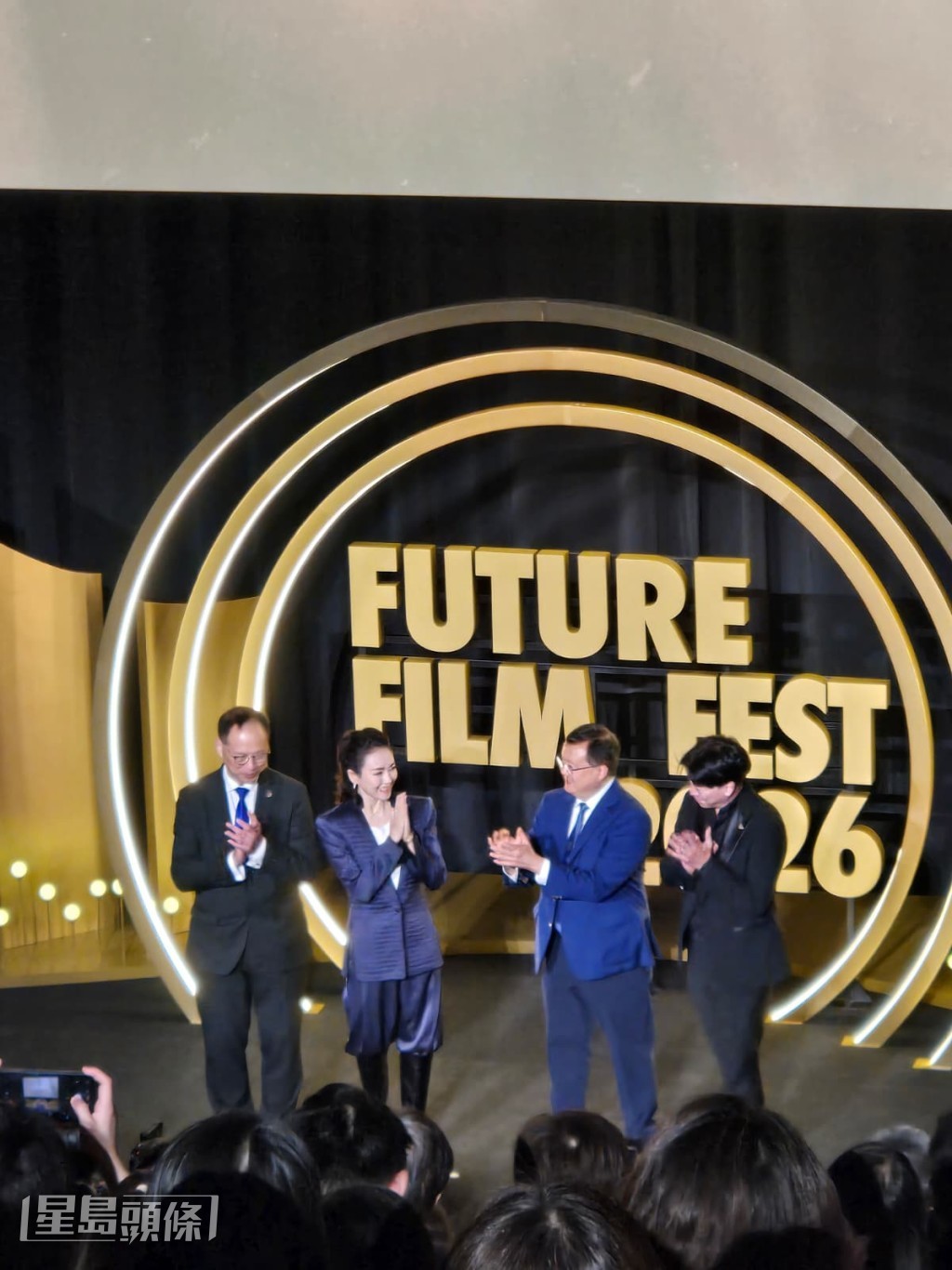 章子怡回回憶19歲首次演戲，點滴在心頭。