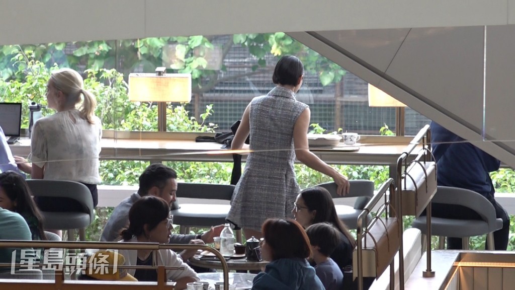 單拖入了一間西式餐廳食「高級兩餸飯」。 單拖入了一間西式餐廳食「高級兩餸飯」。