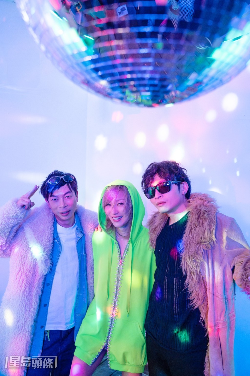 还满口九唔搭八英语扮Rapper巨星。