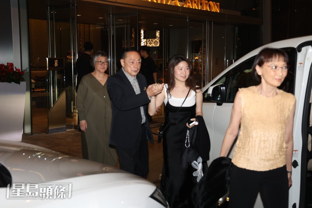 羅樂林夫婦與女兒。 羅樂林夫婦與女兒。