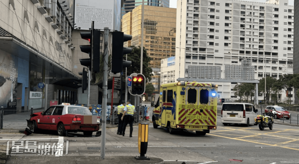 意外現場情況狼藉,客貨車左邊車頭受損,整輛車打橫停在路中。的士車頭則嚴重損毀,泵把脫落,在強大衝力下撞向路邊鐵欄始停下。蔡楚輝攝 意外現場情況狼藉,客貨車左邊車頭受損,整輛車打橫停在路中。的士車頭則嚴重損毀,泵把脫落,在強大衝力下撞向路邊鐵欄始停下。蔡楚輝攝