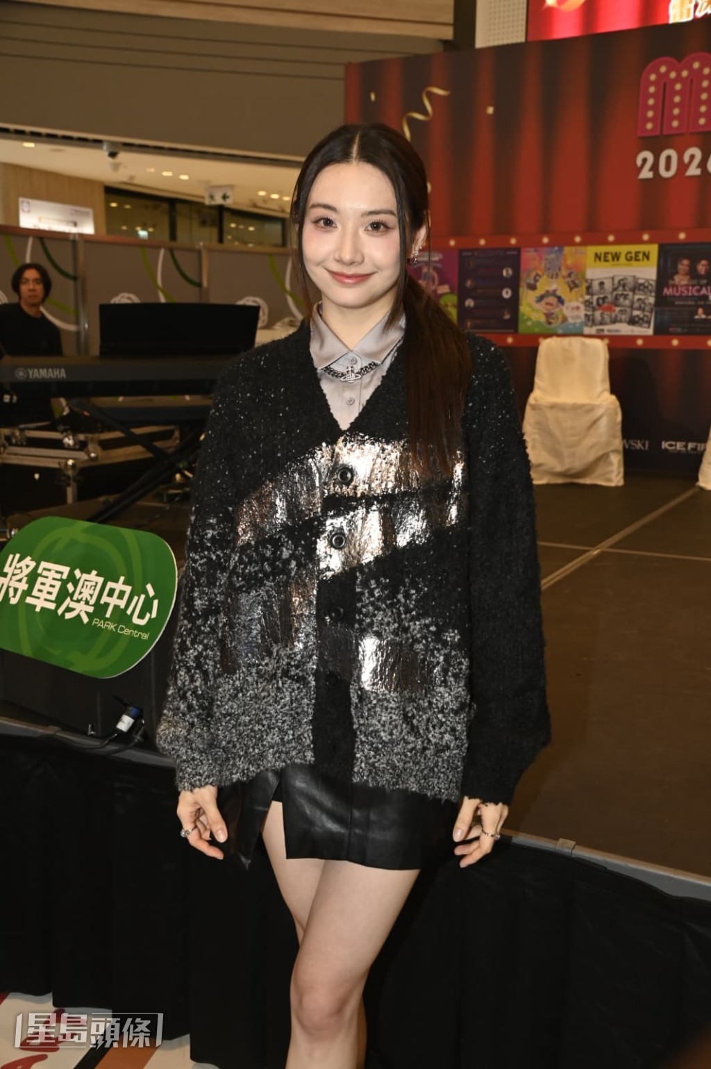 對於張敬軒協助舖路加盟英皇,她僅指出張敬軒是很好的前輩,很提携後輩。 對於張敬軒協助舖路加盟英皇,她僅指出張敬軒是很好的前輩,很提携後輩。