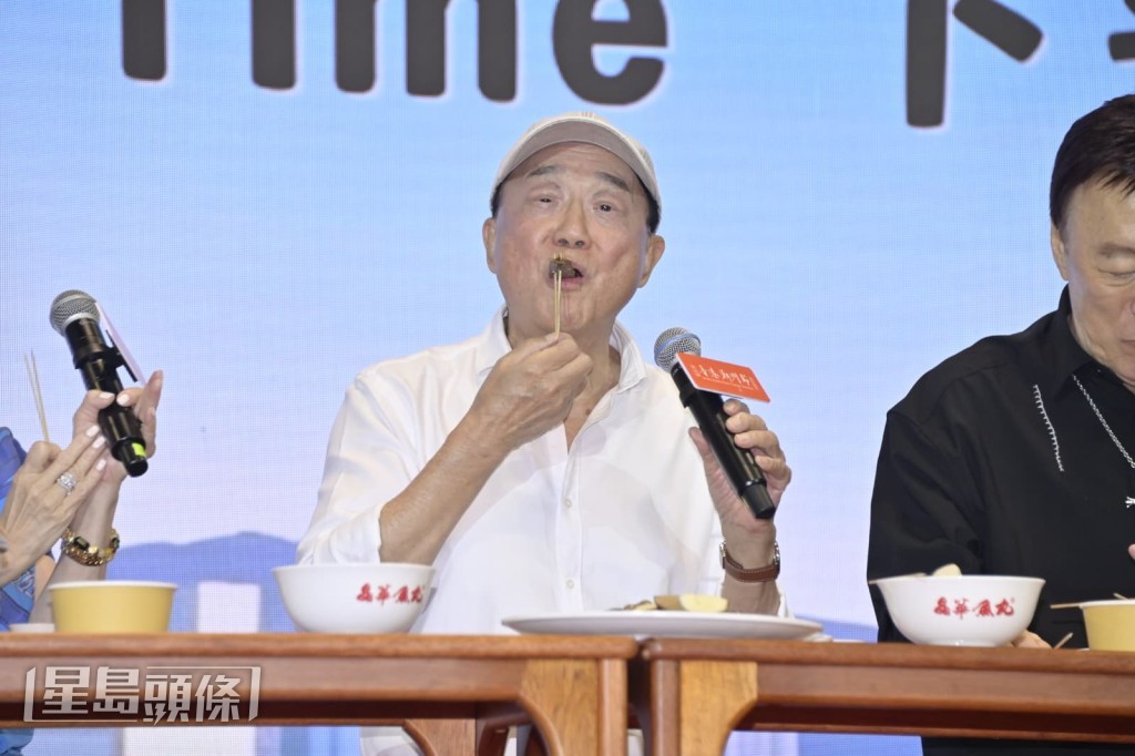 許冠文又大嘆潮州滷水鴨肝。 許冠文又大嘆潮州滷水鴨肝。