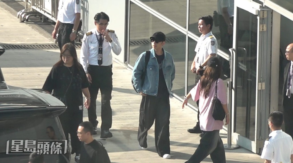 四子乘坐的三架七人車分別到達機場。 四子乘坐的三架七人車分別到達機場。