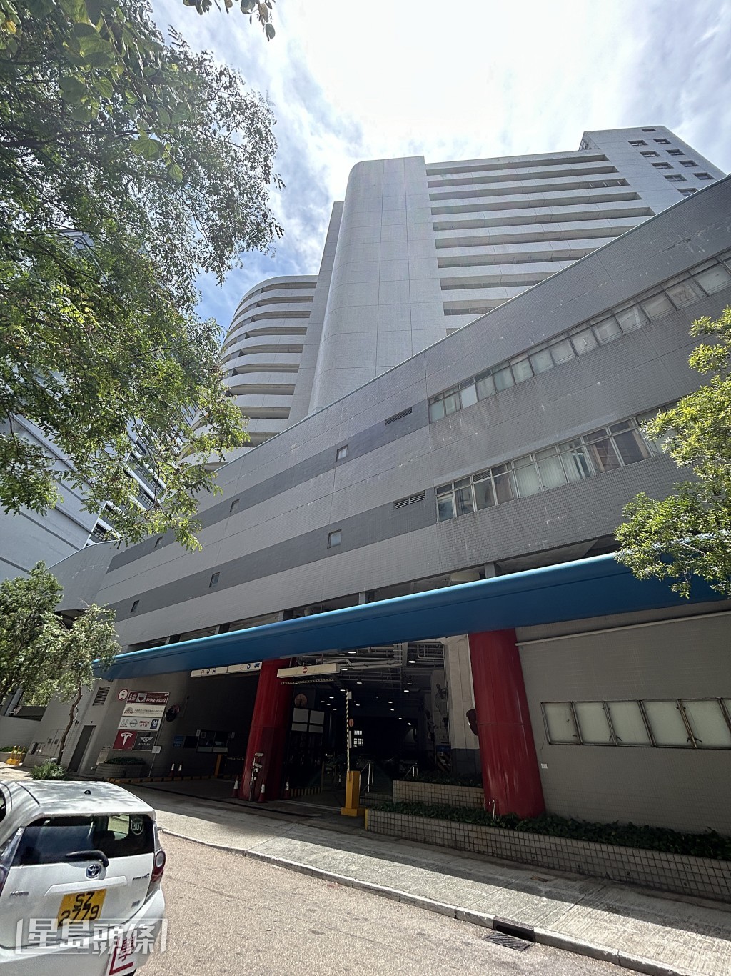 利南道一間汽車服務中心發生火警。林思明攝