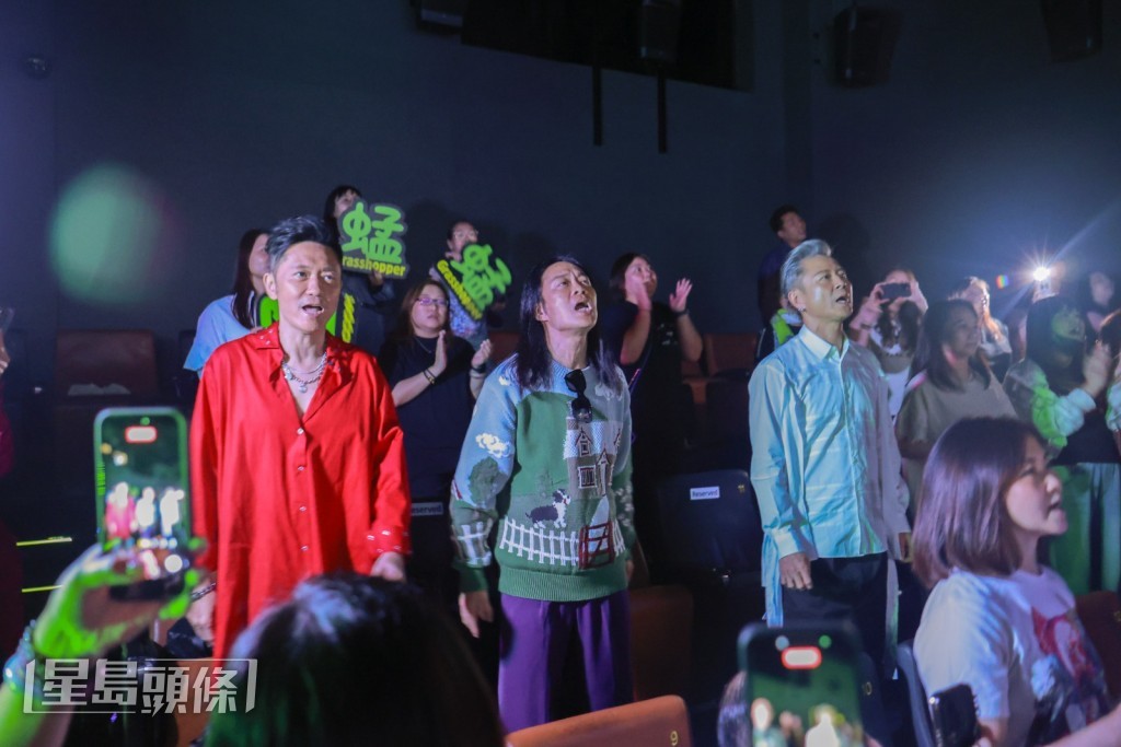 与全场Fans在观众席一齐又唱又跳。