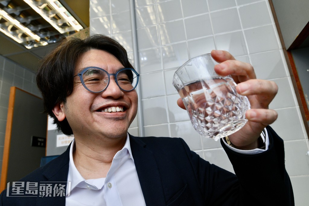 他親身示範「直接開水喉飲水喉水」。 他親身示範「直接開水喉飲水喉水」。