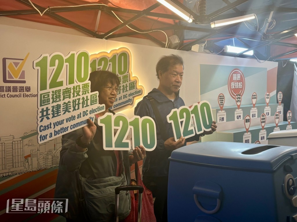 市民玩完游戏后在摊位打卡留念。郭颖彤摄