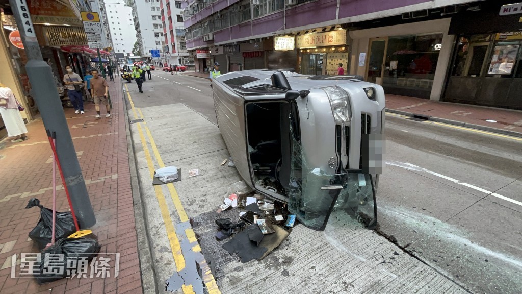 客貨車車頭擋風玻璃爆裂。 楊偉亨攝