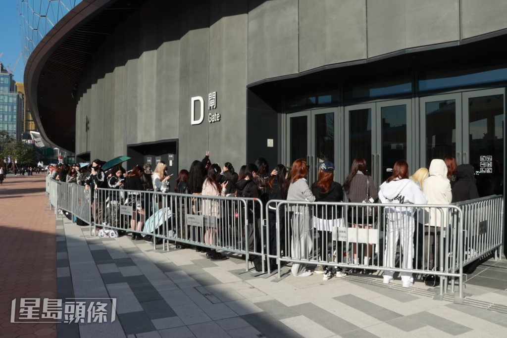 主場館外已有大批粉絲輪候入場看綵排。 主場館外已有大批粉絲輪候入場看綵排。