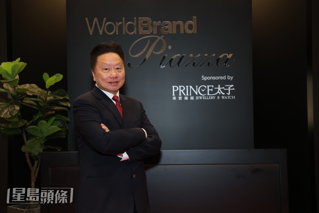 鄧鉅明博士相信香港有好好的拼搏精神，展望鐘錶零售明年有增長。