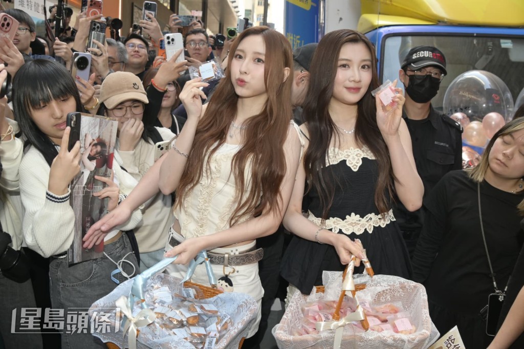 2人大派「蝴蝶酥」及糖果。